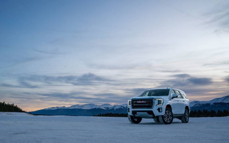 Comparison GMC Yukon Denali 2021 vs GMC Yukon AT4 2021 SUV Drive